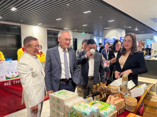 Indochina Holdings quảng bá Nếp Lào và sản phẩm Lào tại buổi “Gặp gỡ hữu nghị” kỷ niệm 75 năm Ngày truyền thống Liên hiệp các tổ chức hữu nghị Việt Nam